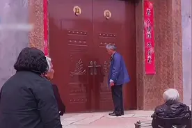 河南91岁老人被拒之门外，大儿子：让她进门，我对不起去世的妻子图片