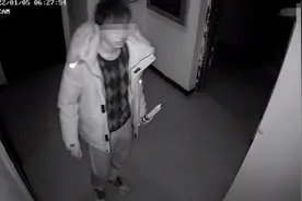 小伙持宝剑怒气冲冲找邻居讲道理，妻子来了直接开打，令人捧腹图片