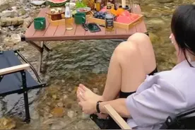 一女子失恋后，拉着闺蜜在山间喝酒聊天，网友：太野了图片