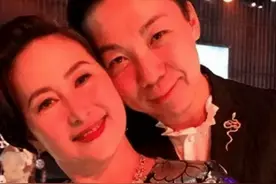 彻底放下过去！60岁何超琼喜迎“第二春”！与男友贴脸拥吻秀恩爱图片
