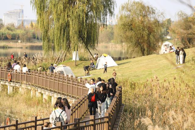 【图集】冬日暖阳 月亮湖公园里游客多