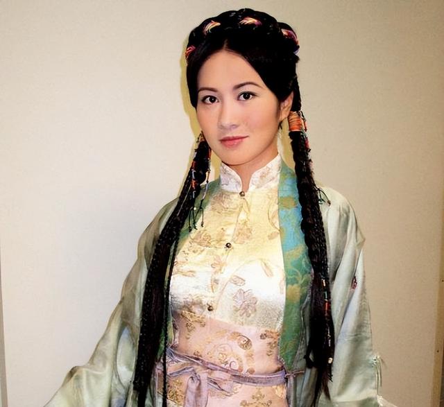 浴缸陪睡、助理手接口水、“跪式服务”，这些明星哪来的优越感？