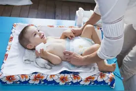 出现3个信号，宝宝的纸尿裤就该换拉拉裤了，晚了影响走路还漏尿图片