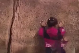 2014年安徽景点突发怪事，7岁女孩推动32吨巨石，难道天生神力？图片