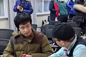 韦神在北大食堂埋头吃饭被拍，孤独身影令人心疼，天才总是孤独的图片