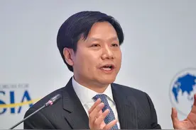 雷军现身球场并计划投资中超球队？公关否认：雷总没时间，小米没计划图片