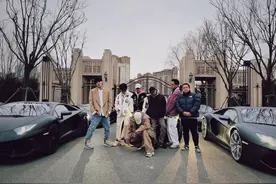 还在一起？PG1晒照引围观，身后背景疑似李小璐贾乃亮昔日爱巢图片