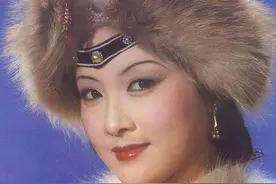 邓婕“又矮又黑”算不算美人？看她65岁的状态，顶级骨相名副其实图片