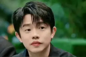 曾毅竟然50岁了！网友热评：没挨过累当然不显老！哈哈～图片