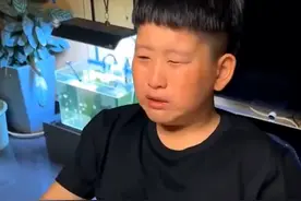 陕西长安竞技解散11岁球迷不舍痛哭，孩子妈妈：买了10万的会员还是没救成功，足协：严格准入是为了联赛公平图片
