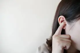 时常耳鸣？可能是5大疾病的预警信号！图片