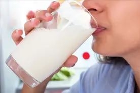 中老年人喝牛奶，早上晚上喝都错了？建议：这3个黄金时间最好图片