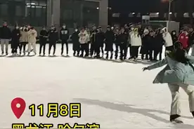 东北一高校女生表演花滑惊艳全场图片