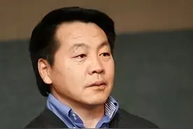 他是中国体操第一人，退役后娶小9岁队花，培养女儿成体操裁判图片