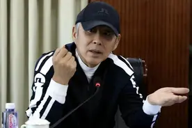 陈道明参加会议，穿运动服出席被批不正式，主动为成龙让位显低调图片