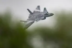 空军歼-20展翅珠海 首次进行地面展示图片