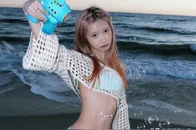 徐娇的泳衣、热依扎的吊带，女星们的穿衣自由有错吗？图片