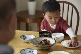 老人收养男孩13年，男孩的父亲要接他回去，男孩：还没有报答恩情图片