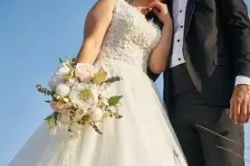 太魔幻！中国大妈在澳打拼，嫁小20岁小鲜肉拿PR！图片