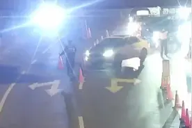 路遇酒驾盘查，男子溜下车假装路人图片