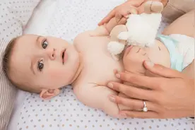 宝宝拉肚子，是感染细菌还是食物过敏，这样辨别应对才有用图片