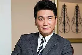 我妈发小的儿子在我家住三年，我妈好吃好喝对他，八年后他来了图片