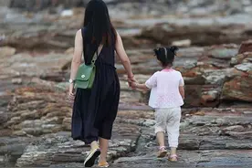 孩子犯错被老师叫家长，妈妈给出了教科书式的做法，值得我们学习图片