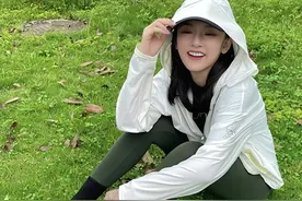 宋祖儿穿上紧身皮裤，意外暴露真实身材，一双长腿十分纤细图片