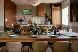 走进一个复古顶层阁楼，水晶灯与温暖色调，生活与艺术互动很舒服图片