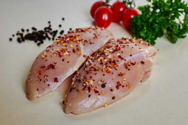 牛津大学研究：吃鸡或增加3种癌风险，是真是假？鸡肉还能吃吗？