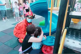 北京突发：女娃的胳膊被滑滑梯卡住，昌平消防紧急救援图片