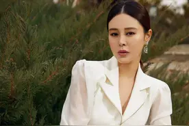 关悦：曾被佟大为提分手，复合后8年生3胎，结婚14年幸福美满图片