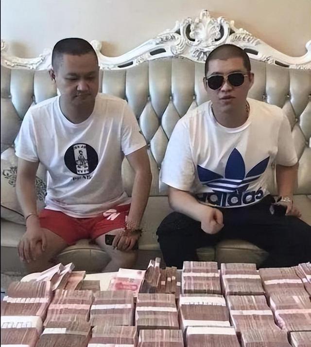 让女主播脱衣服，直播惊动警察，4000万网红二驴的下场，大快人心
