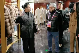 霍震霆哈尔滨逛商场，疑给郭晶晶挑外套太有心！孙子孙女都有礼物图片