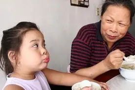 老人常用的几种喂娃方式已过时，妈妈如果发现奶奶在用，及时阻止图片