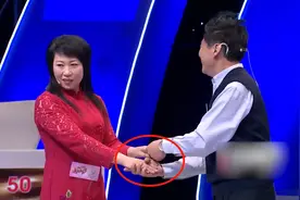49岁大姐相亲，对大爷一见钟情，两人紧紧拉住对方，都不愿意松手图片