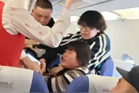 空姐被咬最新后续：咬人女乘客面目狰狞，已被移交警方，原因曝光图片