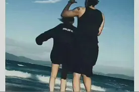 黄子韬素颜直播，否认和徐艺洋的恋情，真实颜值和妆后差距大图片