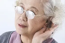 耳朵里面经常痒，却啥也掏不出来？或是5种病的征兆，该做检查了图片