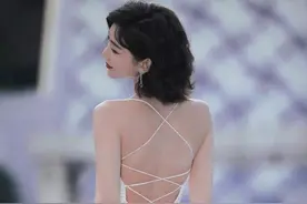 毛晓彤哪像34岁的人？穿白色“绑带裙”秀美背，火辣身材堪比超模图片