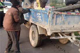 无证+报废车+违法载人！聊城交警查扣一辆严重违法农用三轮车 | 安全生产大检查图片