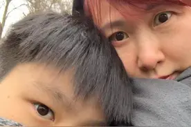 开明！香港知名女星曝无谓儿子喜欢男生，曾撞见对方看限制级电影图片