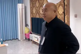 解清帅给爸爸买衣服，解克峰穿上后笑不拢嘴，妈妈一句话让人破防图片