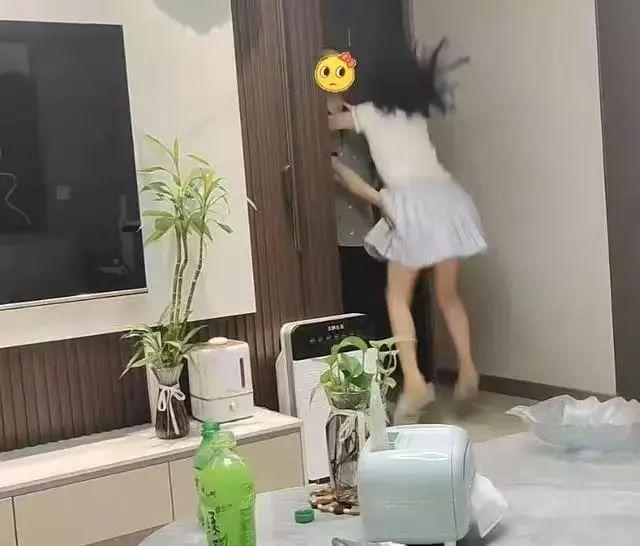 1段父女“亲密”视频疯传，评论区乌烟瘴气：这一幕早该被曝光了