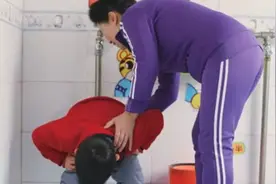 宝宝肛欲期的“恶心行为”，妈妈再抱怨也得忍着，关乎身心健康图片