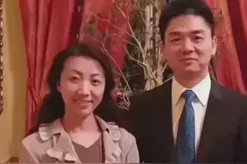 刘强东初恋曝光！龚小京打扮成熟端庄自信，两人站一起很有夫妻相图片