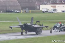 解放军舰队返回东海，美军F35B战机迫降，尴尬跪地，险些酿成大祸图片