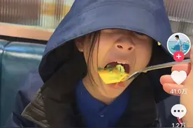 贾乃亮罕见晒和女儿吃饭视频，10岁甜馨大口塞食物弄脏衣服，拒绝配合爸爸的比心要求咧嘴大笑图片