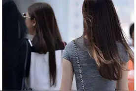 女子排队穿超短裙扭屁股，后面大爷很尴尬，网友直呼辣眼睛图片