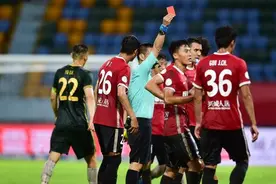 戏剧性的3-2！中超裁判疯狂抢戏：3红5黄，脑子一热提前2分钟吹哨图片